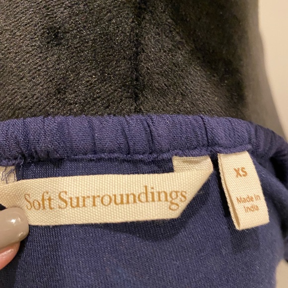 Soft Surroundings women’s top with elastic Around the bottom and sleeves. - Picture 4 of 4